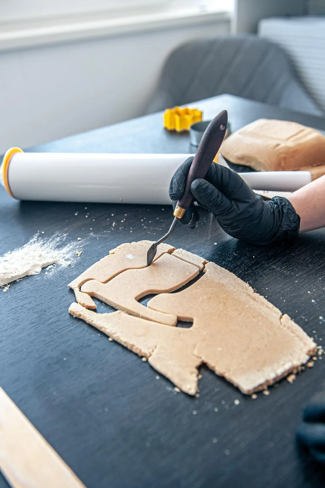 Nahaufnahme des Herstellungsprozesses von handgemachtem Lebkuchen