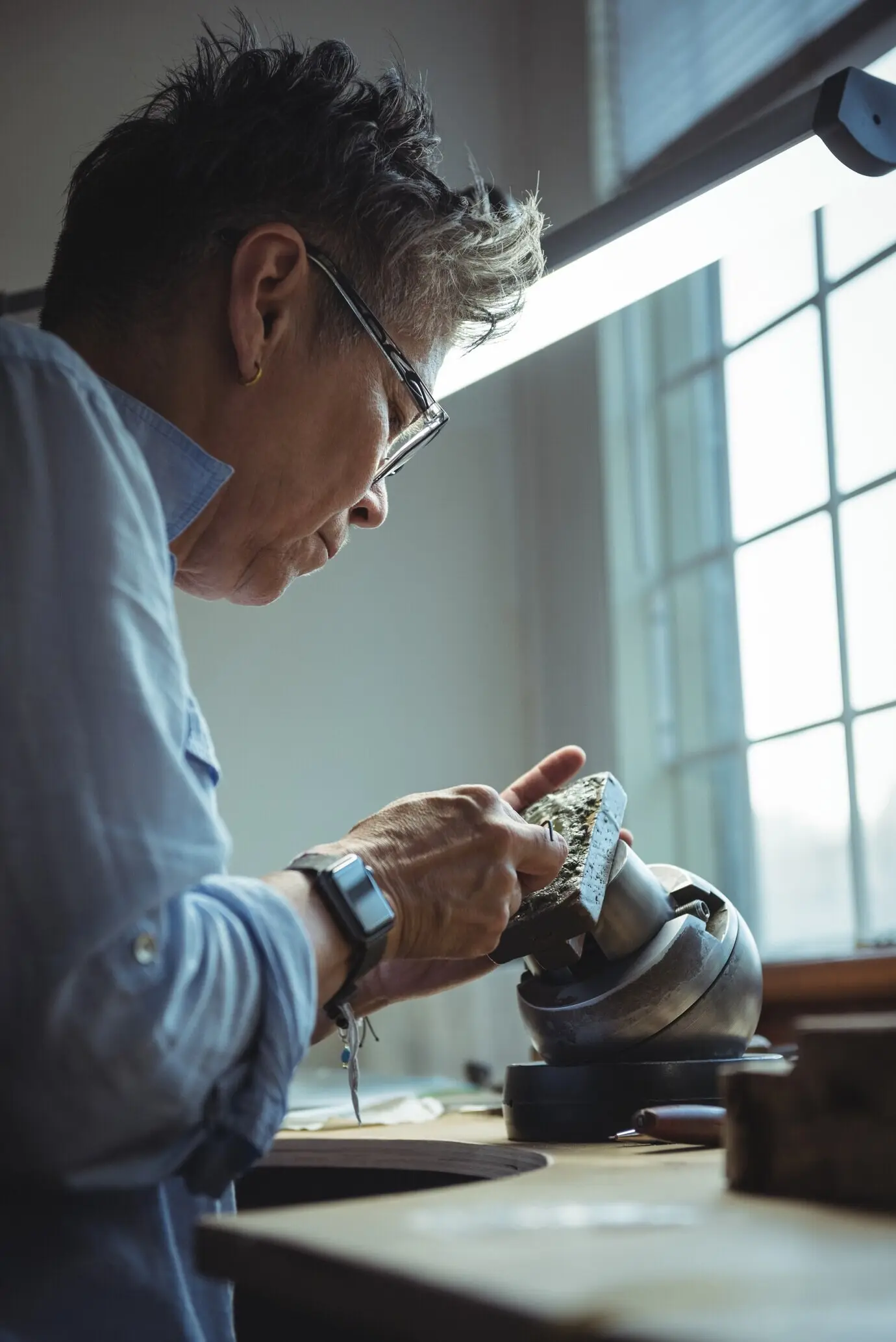 Handwerkerin bei der Arbeit in einer Werkstatt