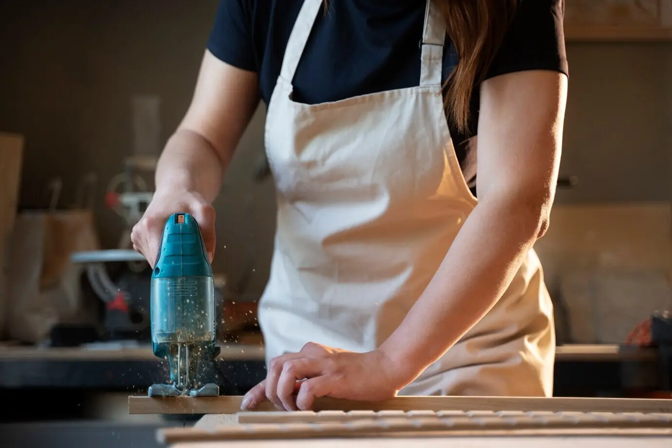 Vorderansicht einer Frau, die in einem Atelier arbeitet.